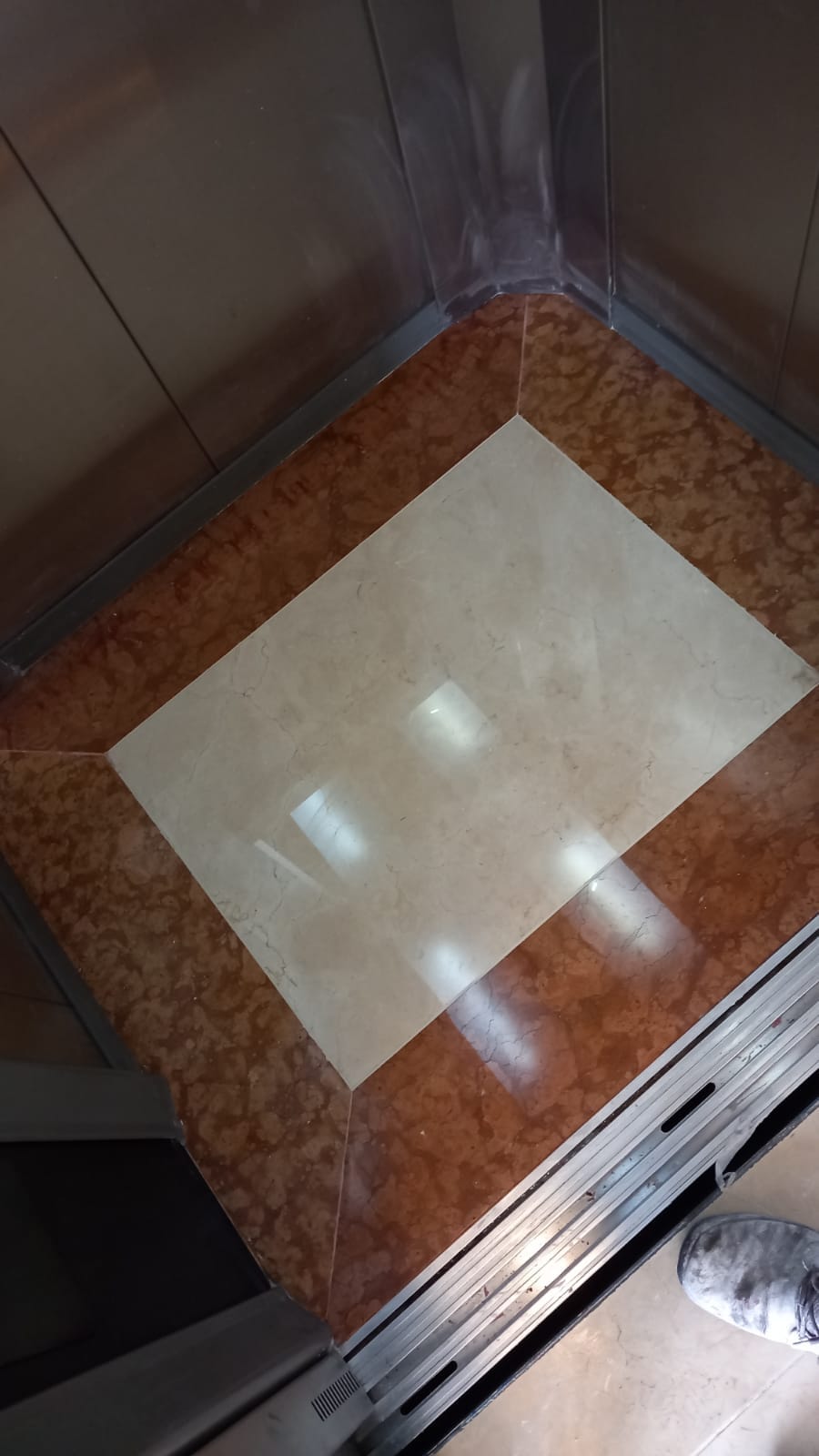 Piso Elevador Depois - FP Polimentos - Polimento de Mármore, Ardósia, Granilite, Granito, Pedras e Impermeabilização - São Paulo e Grande S.P.